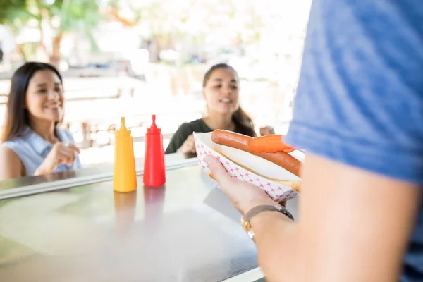 Servir des hot-dogs dans un stand de nourriture — Photo