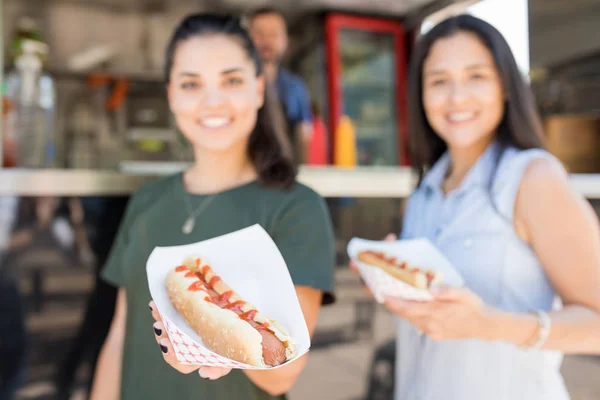 Perritos calientes de un camión de comida — Foto de Stock