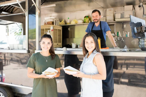 Women eating hot dogs — Stock Photo, Image