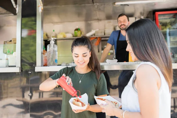 Comer cachorros-quentes de caminhão de alimentos — Fotografia de Stock