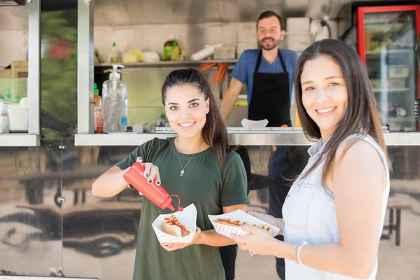 Mutlu kız gıda kamyonette yeme