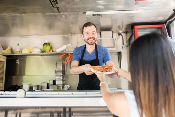 Food truck verkopen pizza — Stockfoto