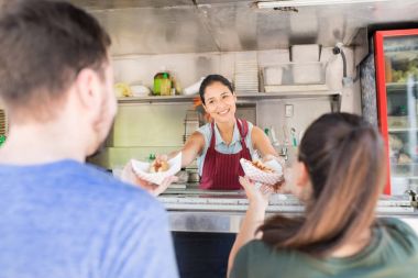 Sosisli satan gıda kamyon sahibi