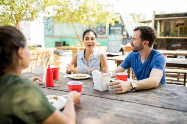 Söz ve Çin yemeği yeme arkadaşlar