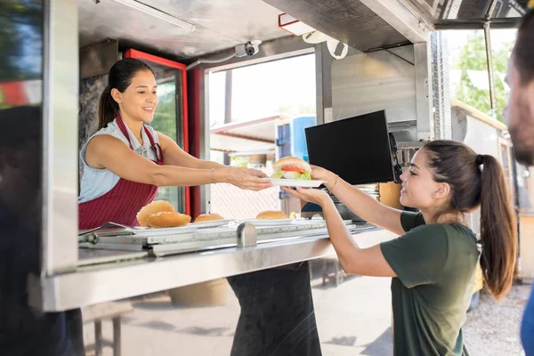 Mujer sirviendo comida al cliente —  Fotos de Stock