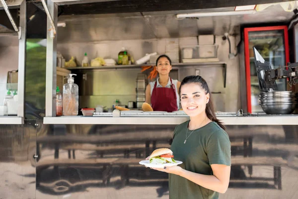 Cliente feliz comer um hambúrguer — Fotografia de Stock