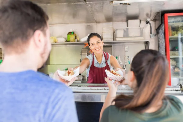 Food truck owner selling hot dogs — Stock Photo, Image