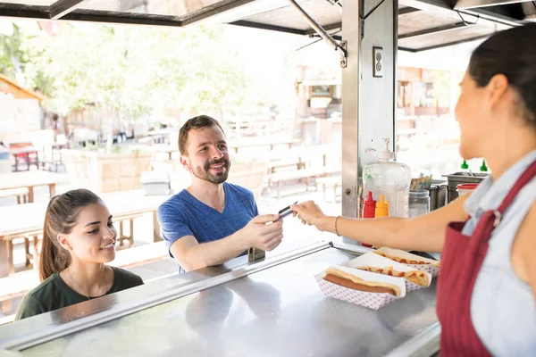 Hombre usando tarjeta de crédito en un camión de comida —  Fotos de Stock