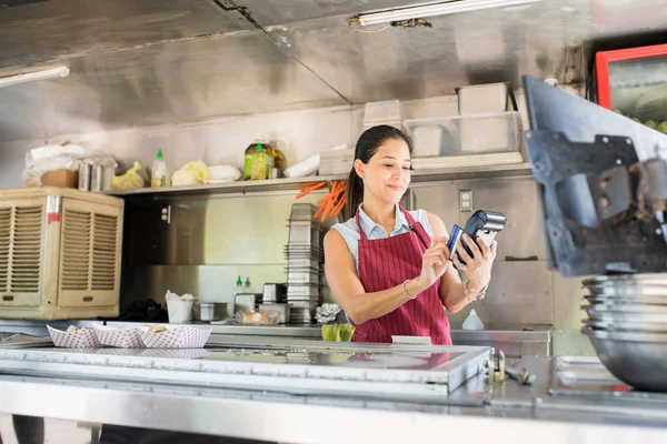 Swiping credit card in a food truck — Stock Photo, Image