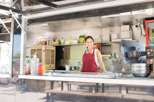 Chef femenino con camión de comida — Foto de Stock