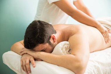 Adam bir Spa'da masaj yaptırdığım