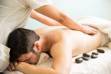 Sıcak taş spa merkezinde masaj