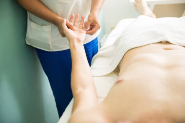 Spa merkezinde bir el masaj yaptırdığım