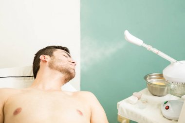 Bir sağlık spa buğulaması yüz