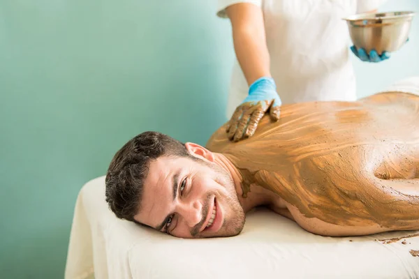 Giovane ispanico durante un bagno di fango — Foto Stock