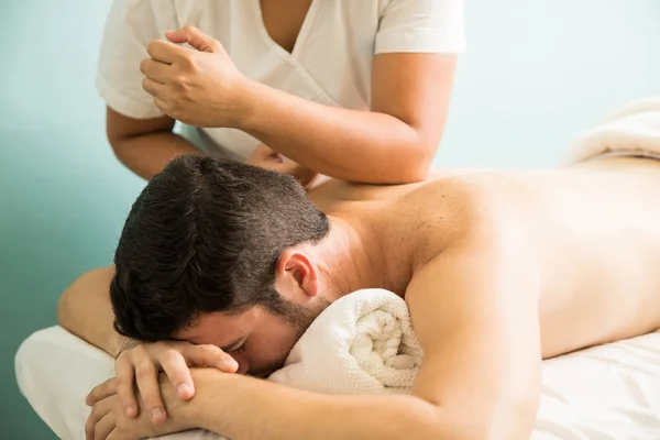 Lomi lomi masaje en un spa — Foto de Stock