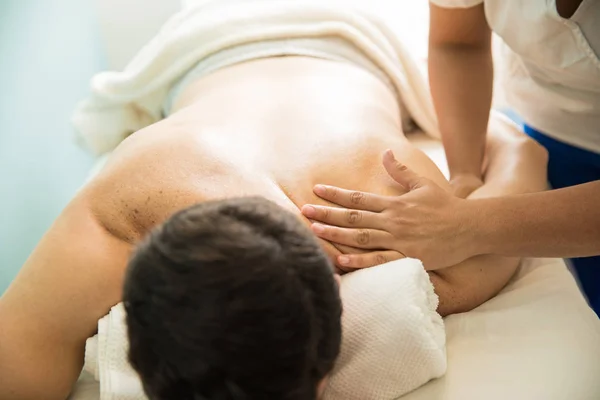 Händerna på terapeuten ge en massage — Stockfoto