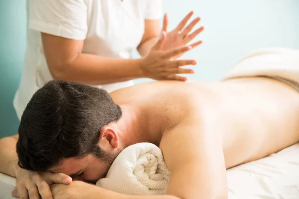 Terapeuta usando a técnica de massagem tapotement — Fotografia de Stock