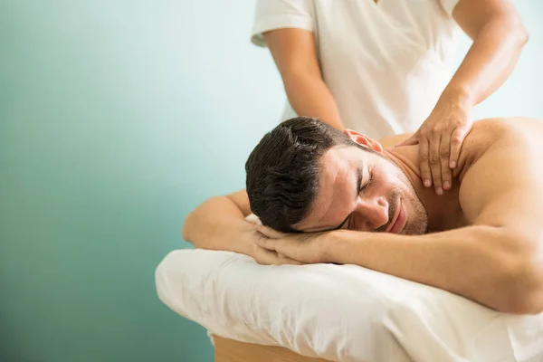 Hombre recibiendo un masaje de tejido profundo — Foto de Stock