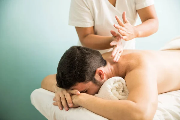 Técnica de massagem impressionante em um spa — Fotografia de Stock