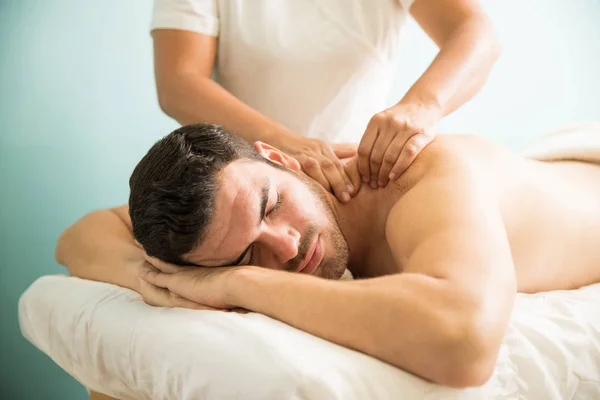 Masaje de tejido profundo en un spa — Foto de Stock