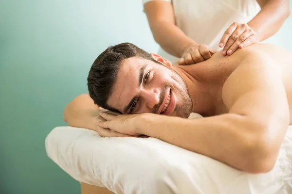 Cliente feliz en un spa de salud — Foto de Stock