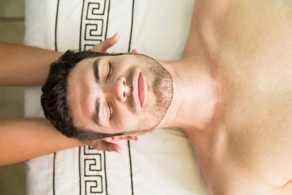 Hombre hispano en un spa de salud — Foto de Stock