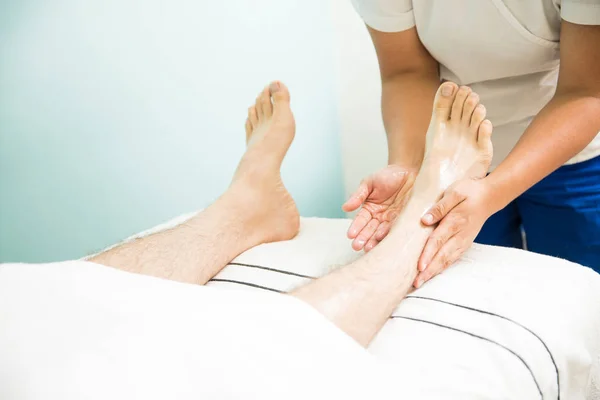 Man krijgt voet wrijven in een spa — Stockfoto
