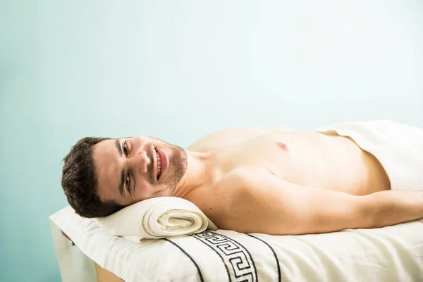 Zrelaksowany człowiek leżąc na łóżku masaż — Zdjęcie stockowe