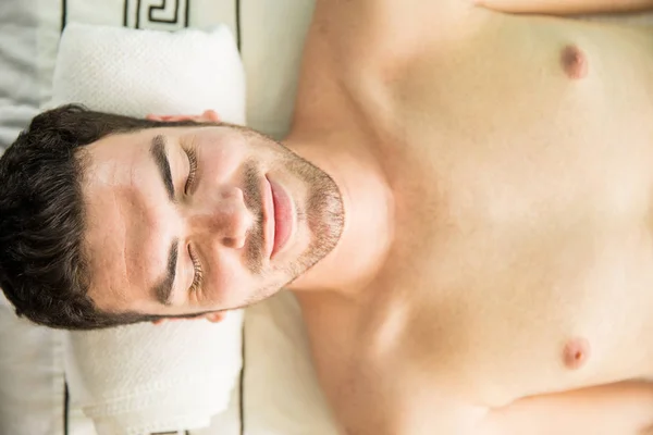 Человек вздремнул в оздоровительном спа — стоковое фото