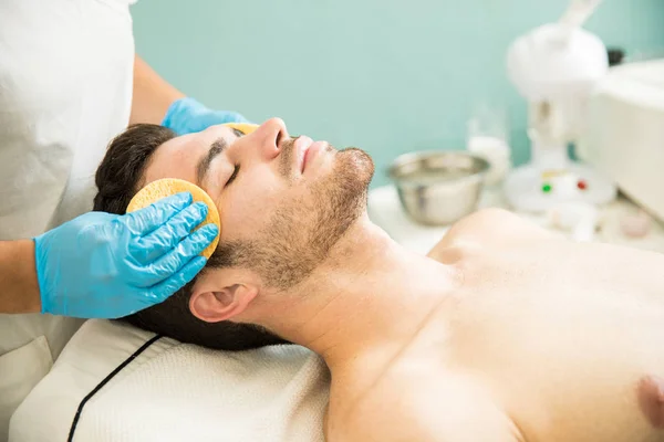 Man getting a facial cleanse — Stock Photo, Image