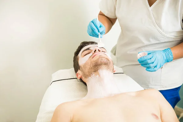 Máscara facial hidratante em um spa — Fotografia de Stock