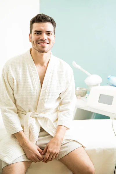 Bell'uomo in una spa — Foto Stock