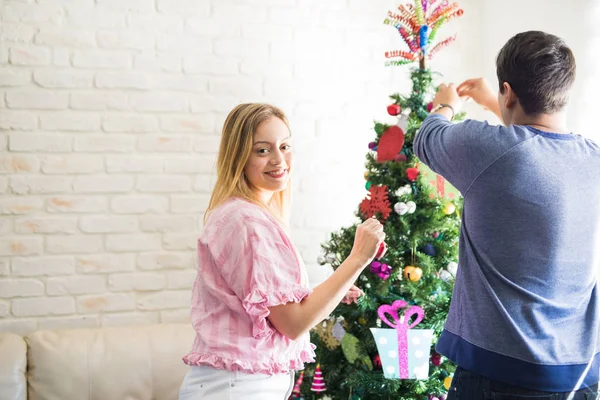 Couple decorating a Christmas tree — Stock Photo, Image
