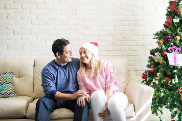 Pareja feliz disfrutando de Navidad — Foto de Stock