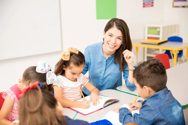 Portret Van Een Prachtige Hispanic Preschool Leraar Onderwijs Haar Studenten — Stockfoto