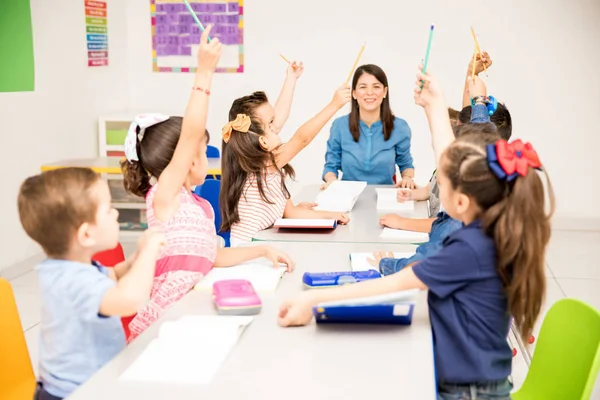 Grupo Pré Escolares Levantando Mãos Durante Aula Tentando Participar — Fotografia de Stock