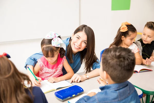 Belle Hispanique Enseignante Maternelle Appréciant Son Travail Enseignant Aux Élèves — Photo