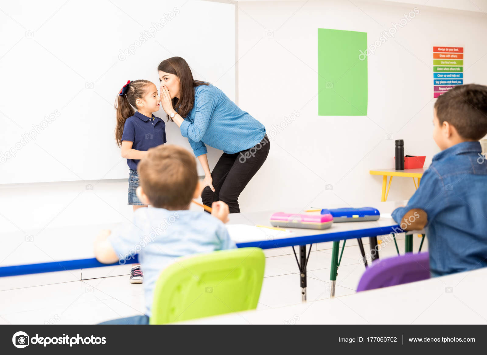 Foto Caucasiana bela jovem professora ensinando arte para crianças