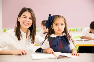 Sınıfta onun öğrencilerinden yardım muhteşem İspanyol okul öncesi öğretmeni portresi