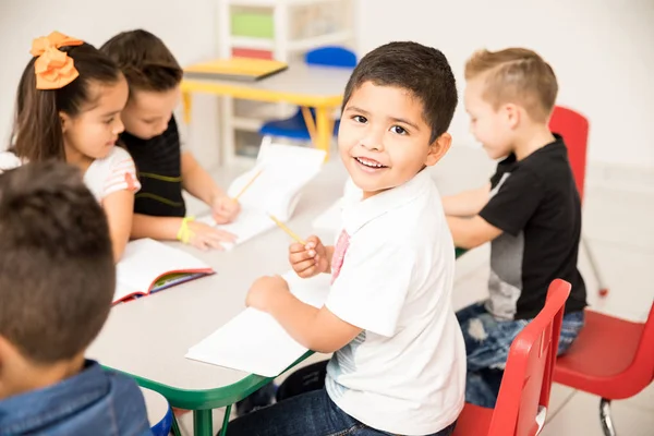 Retrato Alumno Preescolar Latino Trabajando Una Asignación Escritura Disfrutando Escuela — Foto de Stock