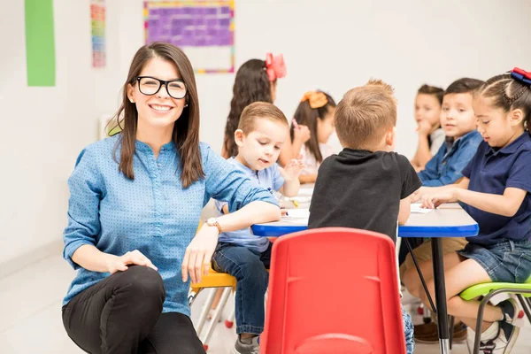 Retrato Una Hermosa Maestra Preescolar Hispana Amando Trabajo Divirtiéndose Con —  Fotos de Stock