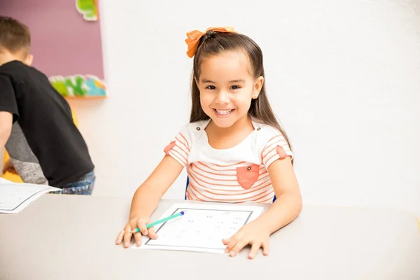 Porträt Eines Hinreißenden Hispanischen Mädchens Das Ihren Unterricht Einem Vorschulzimmer — Stockfoto