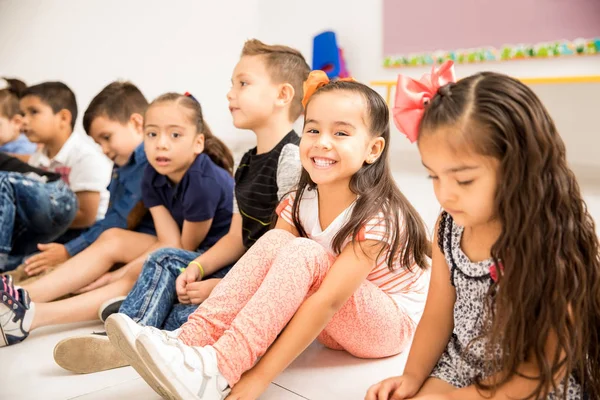 Portriat Una Hermosa Niña Hispana Sentada Suelo Para Clase Sonriendo — Foto de Stock