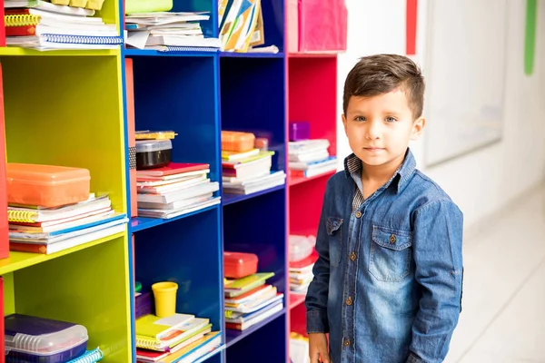 Retrato Belo Menino Pré Escolar Hispânico Pegando Alguns Seus Livros — Fotografia de Stock