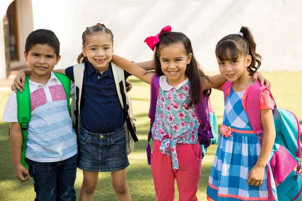 Portret Van Een Groep Vrienden Opknoping Buiten Terwijl Gonna Preschool — Stockfoto