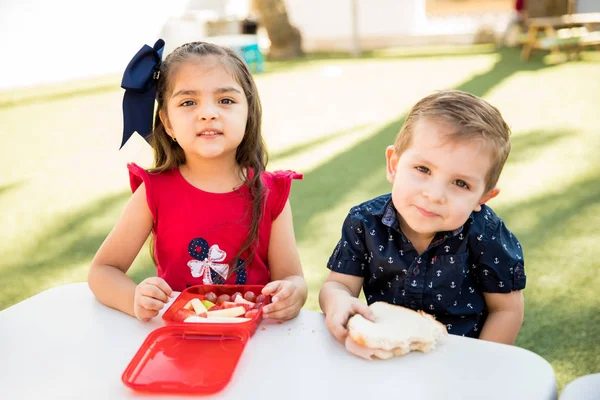 Portret Van Een Paar Kleuterschool Vrienden Samen Zitten Eten Van — Stockfoto