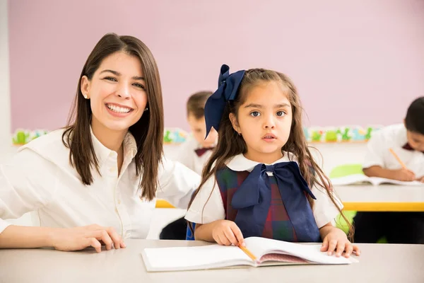 Porträt Einer Wunderschönen Hispanischen Vorschullehrerin Die Einer Ihrer Schülerinnen Klassenzimmer — Stockfoto