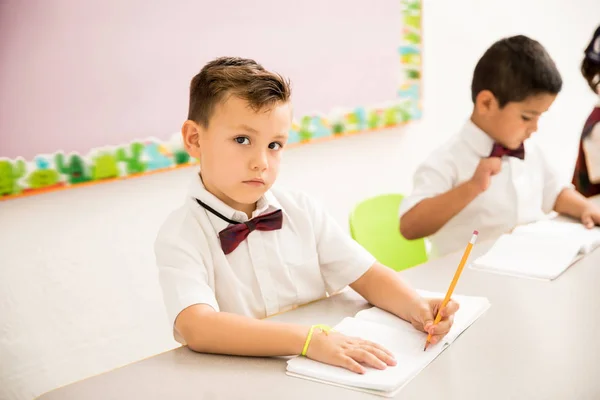 Porträtt Snygg Kaukasiska Förskolebarn Att Några Anteckningar Sin Anteckningsbok Och — Stockfoto