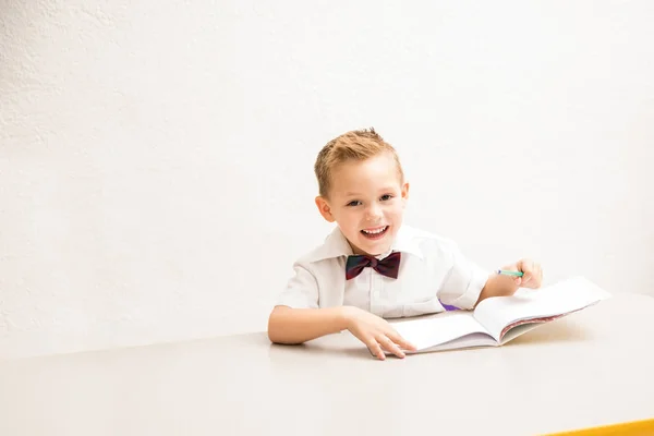 Porträtt Söt Kaukasiska Kid Enhetlig Njuter Sin Dag Dagis Och — Stockfoto